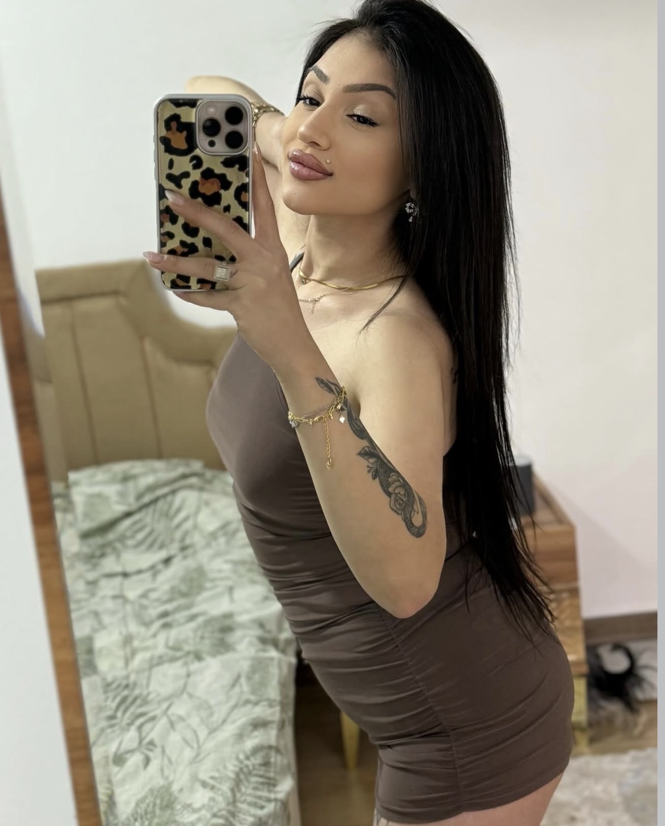 Yazır Duruşu Güçlü Kadın Escort Ece